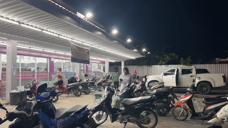 Night activity at Koh Phangan convenience store