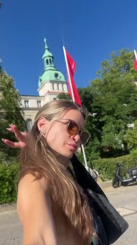 Sunny selfie in front of a green-domed Berlin landmark