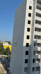 Worker rappels down unfinished high-rise in Yekaterinburg
