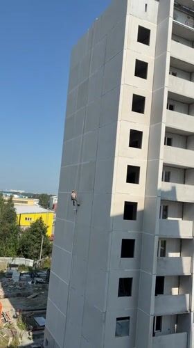 Worker rappels down unfinished high-rise in Yekaterinburg