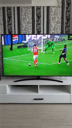 Belarus resident watches Arsenal beat PSG in penalty shootout