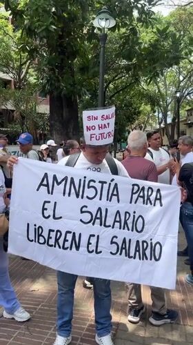 Daytime protest gathering documented in Caracas public square