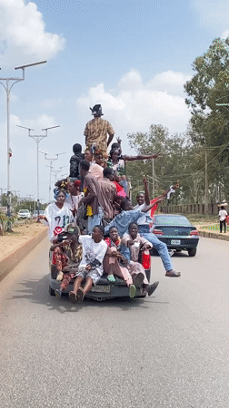 Overcrowded pickup truck carries 20 passengers through Bukuru, Nigeria