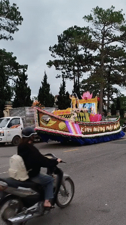 Ornate Buddhist float parades through Đà Lạt streets