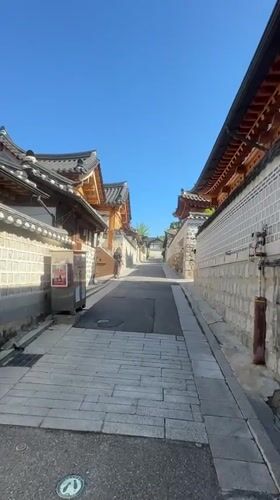 Late-night walk documented through Seoul's traditional Bukchon district