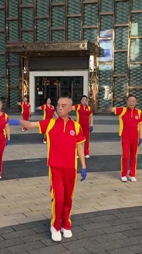 Morning exercise groups gather across Yuzhong District public spaces