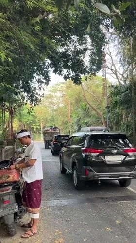 Traditional Balinese temple rituals and architecture documented in Kuta Selatan
