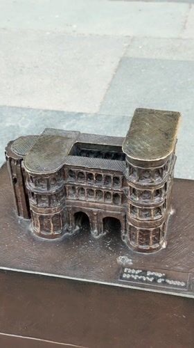 Tourist captures Roman gate and bronze model in Trier
