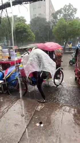 Heavy rain forces rickshaw operators, pedestrians to seek shelter in Dhaka
