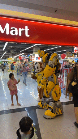 Weekend shopping and skating activities observed in Thủ Đức
