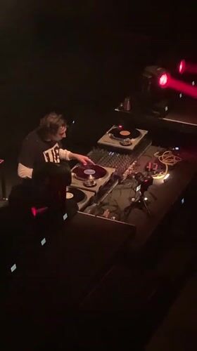 Late-night DJ set draws a packed crowd in Buenos Aires club