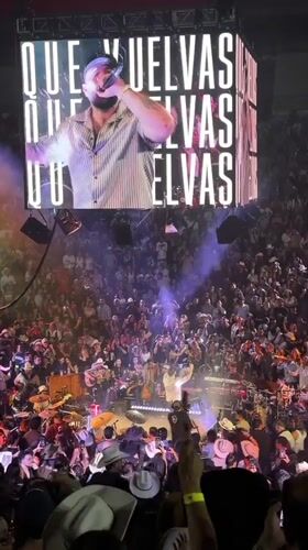 Large concert draws cowboy hat-wearing crowd in Puebla arena