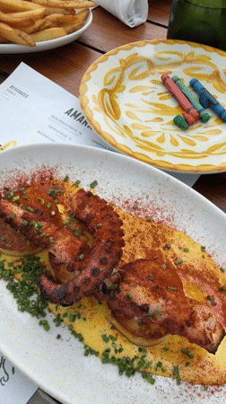 Midday meal at a Miami outdoor restaurant