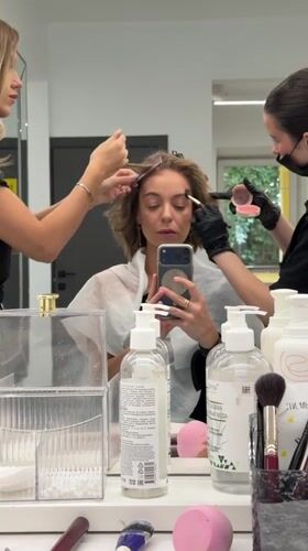 Moscow salon session, selfie in the mirror mid-glam