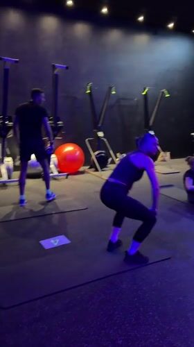 Late-night gym session and street-side moments in Choeng Mon