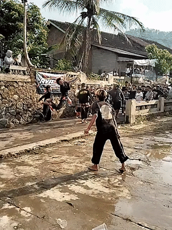 Traditional Indonesian street dance performance draws crowd in Jenawi