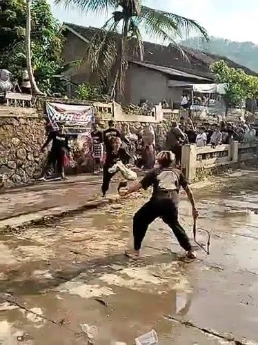 Traditional Indonesian street dance performance draws crowd in Jenawi