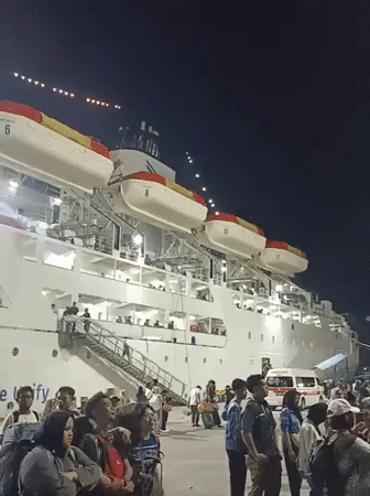 PELNI passenger ship docks in Batam with waiting crowds