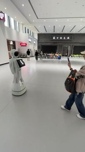 Service robot displays weather, animated eyes in Beijing district lobby