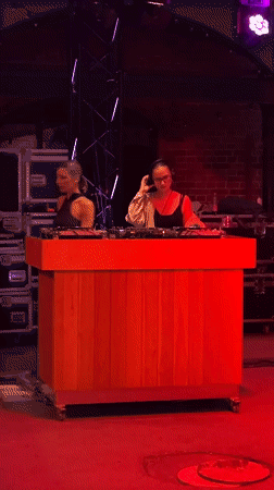 Outdoor DJ party draws crowd in Krasnoyarsk courtyard venue