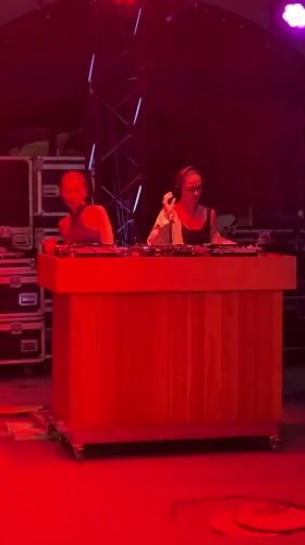 Outdoor DJ party draws crowd in Krasnoyarsk courtyard venue