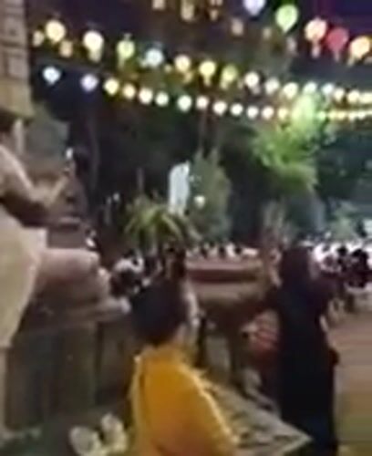 Evening wedding celebration draws crowds near temple in Nha Trang