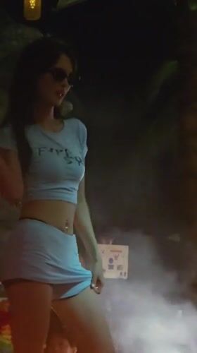 Live music and dancing at a Jiyang nightlife venue