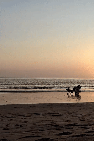 Mumbai beachgoers enjoy typical afternoon and evening leisure activities