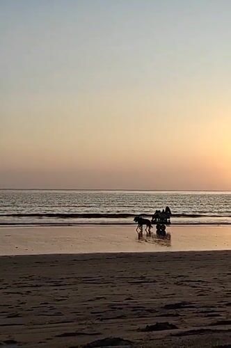 Mumbai beachgoers enjoy typical afternoon and evening leisure activities