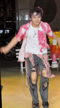 Outdoor dance performance captured in Chongqing's Nan'an District