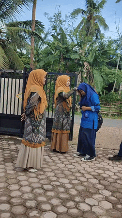 Women gather briefly in Blangriek park during late night hours