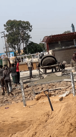 Women carry materials at Nigerian construction site