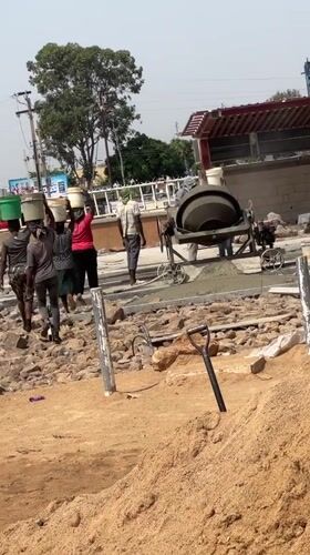 Women carry materials at Nigerian construction site