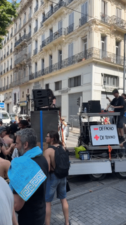 Street demonstration with mobile sound systems draws crowds in Marseille