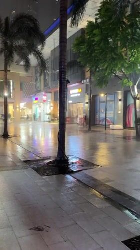 Heavy rain soaks commercial district in Panyu, China