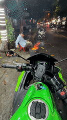 Motorcyclist records man by burning bucket on Đà Nẵng street