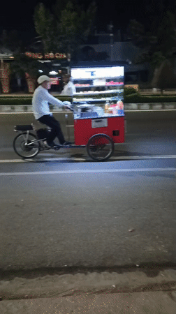 Night out in Phan Thiết: street food, neon lights, and live seafood markets