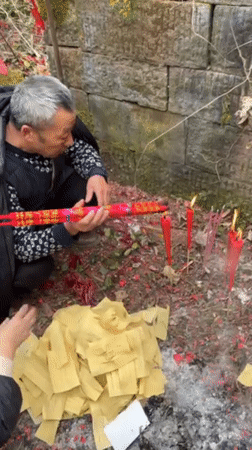 Traditional burning ceremony observed in early morning Chongqing