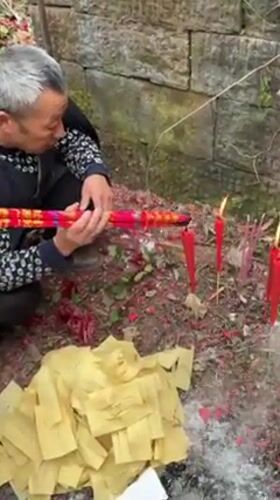 Traditional burning ceremony observed in early morning Chongqing