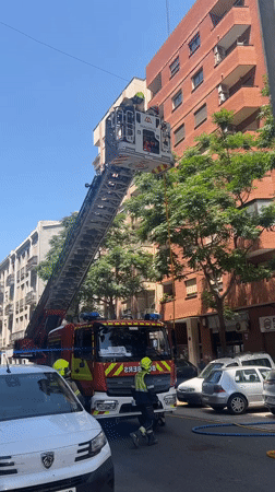 Valencia firefighters battle building fire with aerial ladder operations