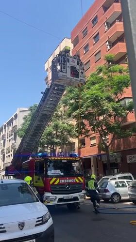 Valencia firefighters battle building fire with aerial ladder operations