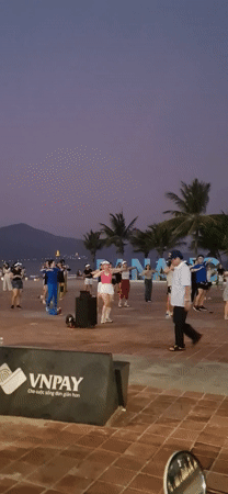 Outdoor fitness group gathers at Da Nang beachside plaza