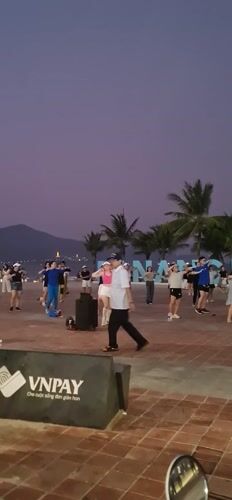 Outdoor fitness group gathers at Da Nang beachside plaza