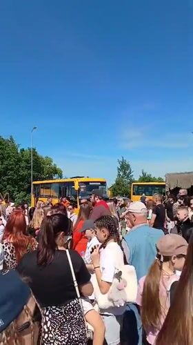 Morning crowd boards buses in Sudogda with police presence