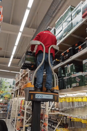 Customer uses lift equipment in Primorsko hardware store