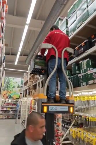 Customer uses lift equipment in Primorsko hardware store