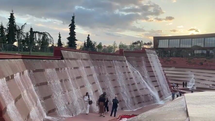 Afternoon stroll captures Krasnodar park's waterfalls and modern architecture