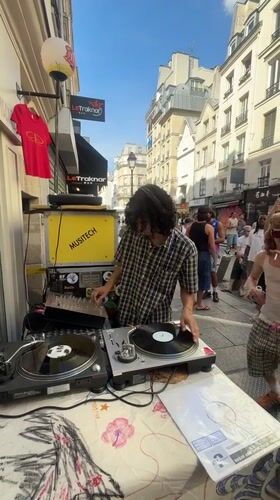 Street DJ set draws a crowd on Fête de la Musique, Paris