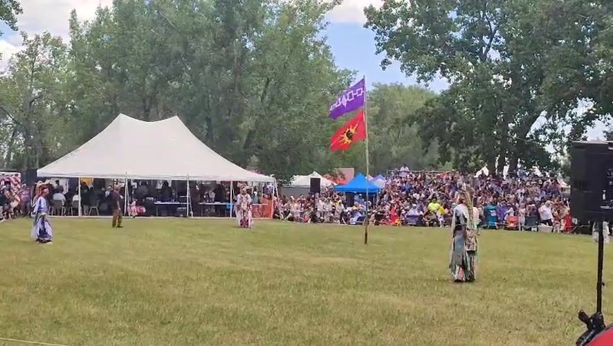 Powwow in Kahnawake draws dancers and crowds to the field