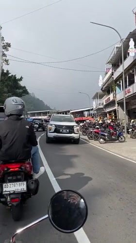 Motorcycle POV through Gondosuli traffic on a cloudy morning